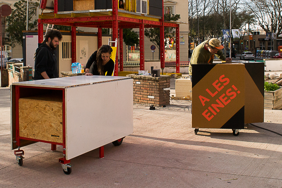 Design and constructing for a mobile workshop table and a collective toolbox to be used in the self-building process of the Ateneu Santboià Athenaeum Terrace.