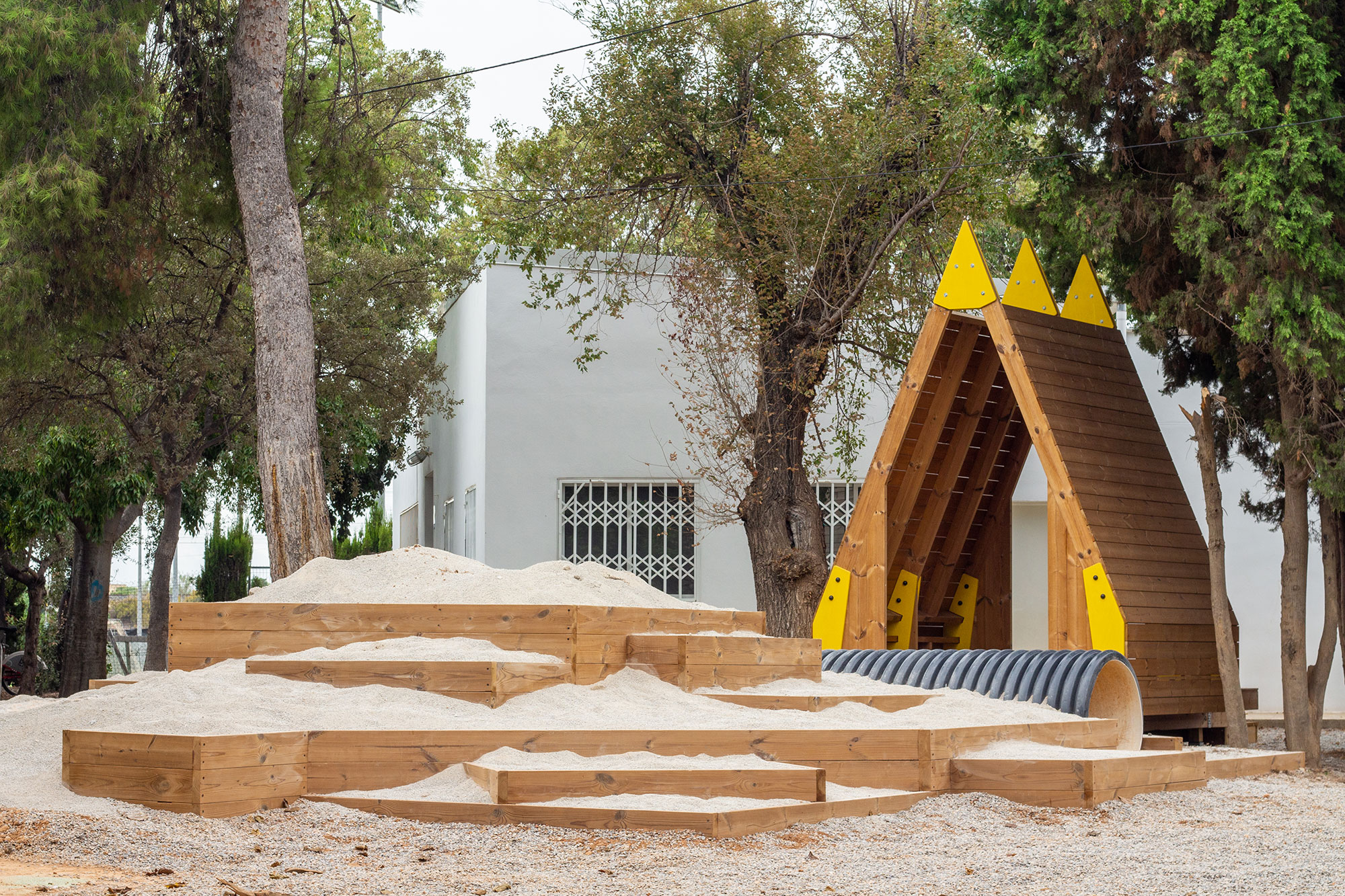 La montaña de juego para la escuela La Gavina La montaña de juego para la escuela La Gavina